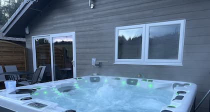 Woodburn Lodge With Private Hottub, Smart tv with Wifi, Veiws To Mabie Forrest