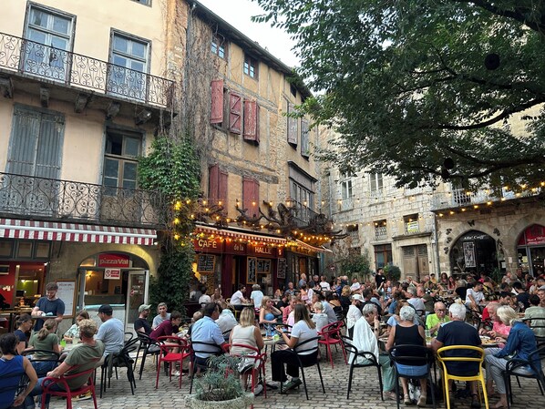 Outdoor dining - Tranquil river setting, private pool, walking distance of famous medieval town (Saint-Antonin-Noble-Val)
