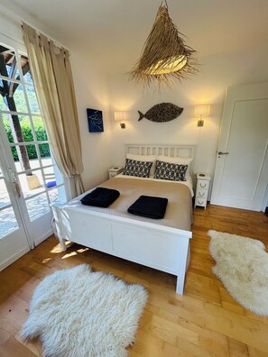 3 bedrooms, desk, iron/ironing board, travel crib - Tranquil river setting, private pool, walking distance  of famous medieval town (Saint-Antonin-Noble-Val)