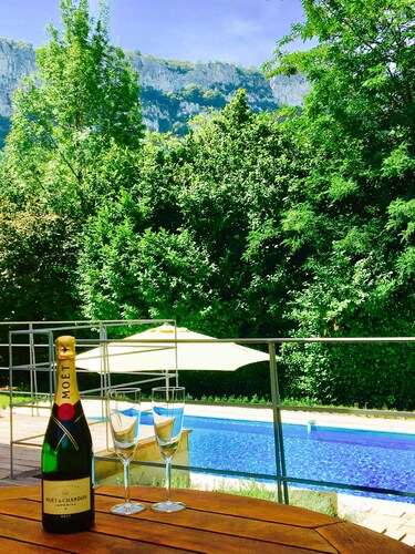 Tranquil river setting/private heated pool/short stroll to famous medieval town