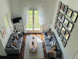 Télévision, cheminée, lecteur de DVD, livres
