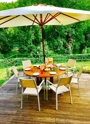 Outdoor dining - Tranquil river setting, private pool, walking distance  of famous medieval town (Saint-Antonin-Noble-Val)