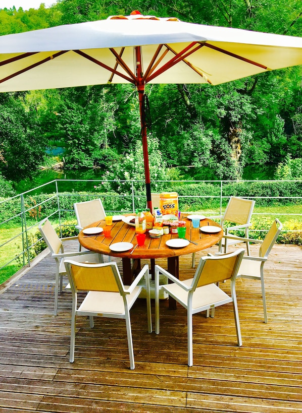 Outdoor dining