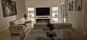 TV connectée, cheminée, lecteur de DVD, médiathÚque