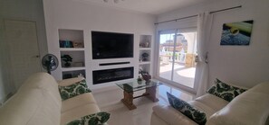 Een smart-tv, een open haard, een dvd-speler en een muziekbibliotheek