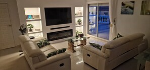 Een smart-tv, een open haard, een dvd-speler en een muziekbibliotheek