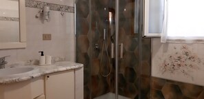 Chuveiro, secador de cabelo, bidê, sabonete