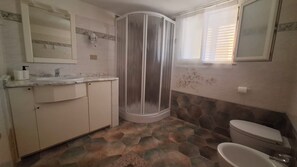 A bathroom with a shower, toilet, and sink. - Apartment " Sa Casaritza" 850 meters from the beach (La Caletta, Siniscola)
