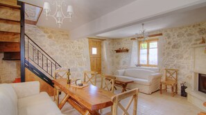 TV, fireplace, ping pong, books