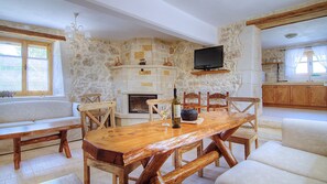 TV, fireplace, ping pong, books