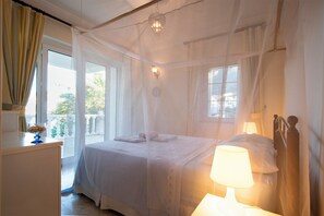 5 bedrooms, desk, iron/ironing board, travel cot