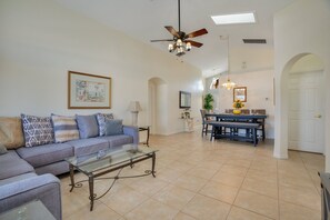 Smart-TV, DVD-Player, Tischfußball, Bücher