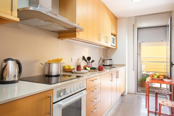 Kühlschrank, Mikrowelle, Ofen, Geschirrspüler