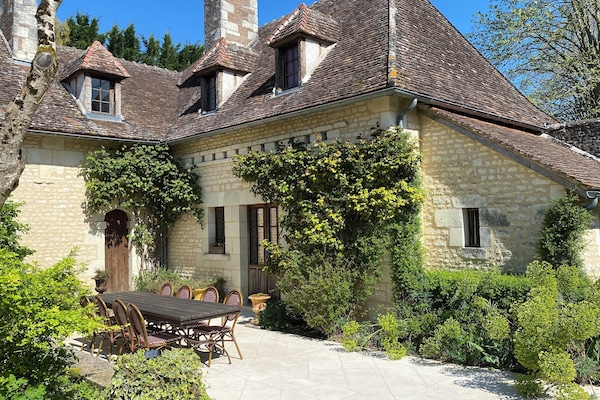 le logis avec sa grande table pour vous accueillir