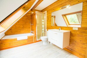 Ensemble douche/baignoire, sèche-cheveux, serviettes fournies