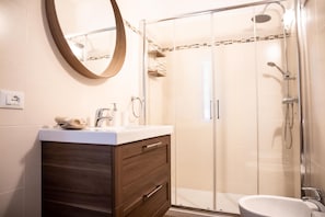 Regadera, secadora de cabello, bidet, toallas
