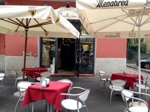 Outdoor dining - HAPPY HOME BOLOGNA Cozy, quiet, Close to CITY CENTER and EXHIBITION, AC, WiFi (Bologna)