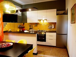 Fridge, microwave, oven, stovetop - HAPPY HOME BOLOGNA Cozy, quiet, Close to CITY CENTER and EXHIBITION, AC, WiFi (Bologna)