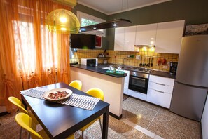 Fridge, microwave, oven, stovetop - HAPPY HOME BOLOGNA Cozy, quiet, Close to CITY CENTER and EXHIBITION, AC, WiFi (Bologna)