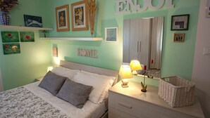 A bedroom with a bed, bedside lamps, a dresser, and a mirror. - HAPPY HOME BOLOGNA Cozy, quiet, Close to CITY CENTER and EXHIBITION, AC, WiFi (Bologna)
