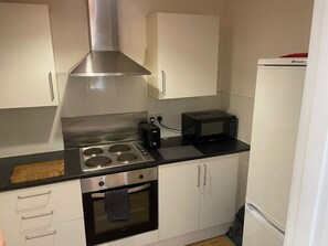 Jääkaappi, mikroaaltouuni, uuni, liesi