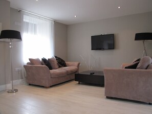 Smart-tv, pejs, dvd-afspiller, bøger