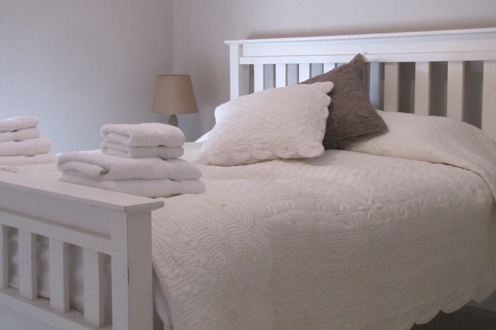 3 bedroom, sleeps 6, beautiful Village in the centre of Ireland