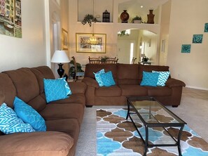 Älytelevisio, DVD-soitin, pöytäjalkapallopöytä, kirjoja