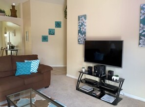 Älytelevisio, DVD-soitin, pöytäjalkapallopöytä, kirjoja