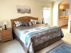 3 makuuhuonetta, tallelokero huoneessa, silitysrauta/-lauta