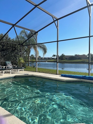 Lakeview Villa in Kissimmee, close to Disney, private pool & hot tub, pool heat