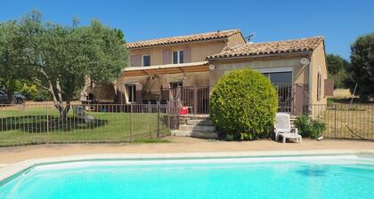 Maison de campagne sans vis à vis en LUBERON avec piscine privée