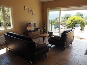 TV, DVD player, stereo - Apartment/ flat - Apt (Apt)