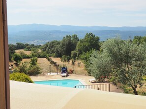 A pool area with a view of distant mountains, surrounded by greenery and olive trees. - Apartment/ flat - Apt (Apt)