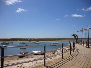 Beach nearby - Modern penthouse by the sea with free WiFi (Cabanas de Tavira)