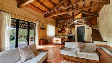 TV, caminetto, tavolo da calcetto, tavolo da ping pong