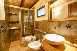 Doccia, asciugacapelli, bidet, asciugamani
