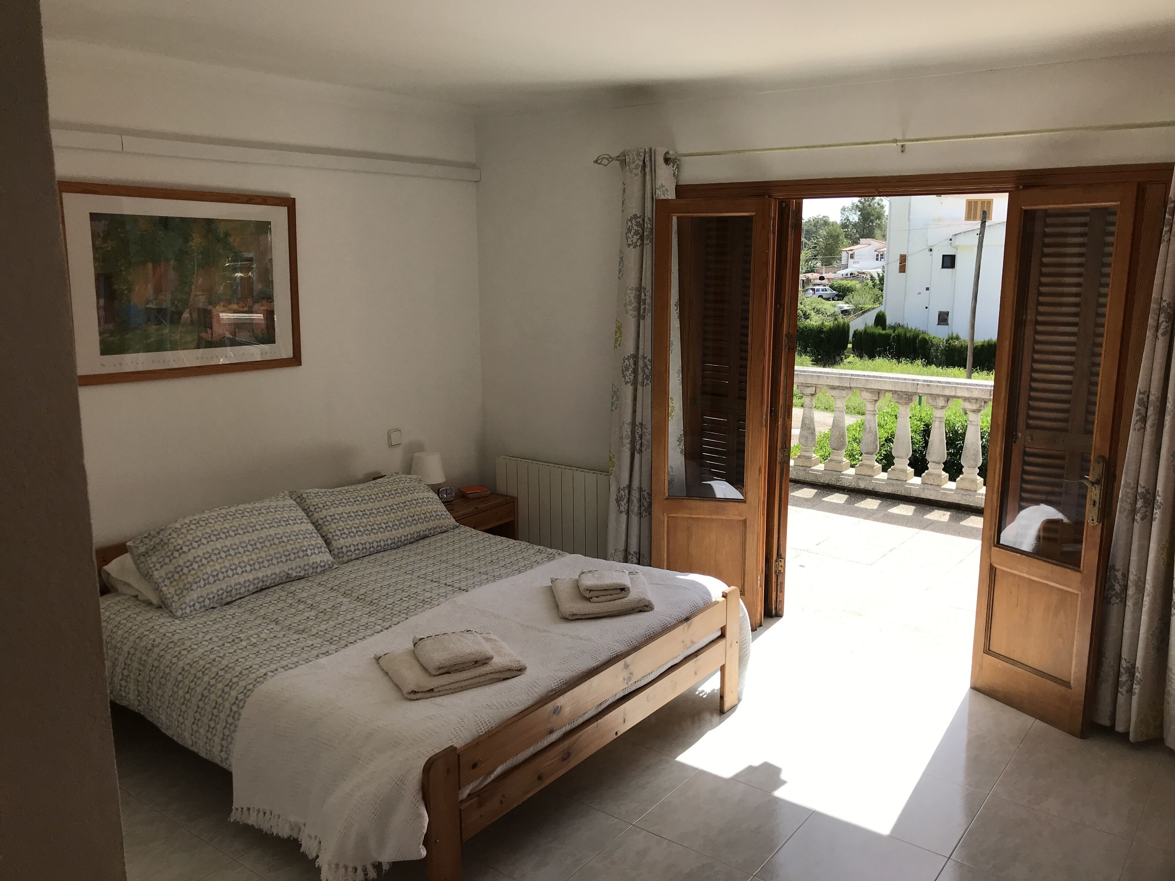 4 chambres, coffres-forts dans les chambres, fer et planche à repasser