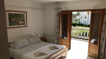 4 chambres, coffres-forts dans les chambres, fer et planche Ă repasser