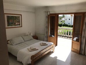 4 bedrooms, in-room safe, iron/ironing board, travel cot