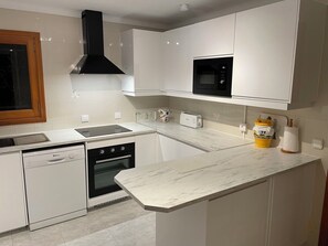 Réfrigérateur, micro-ondes, four, lave-vaisselle