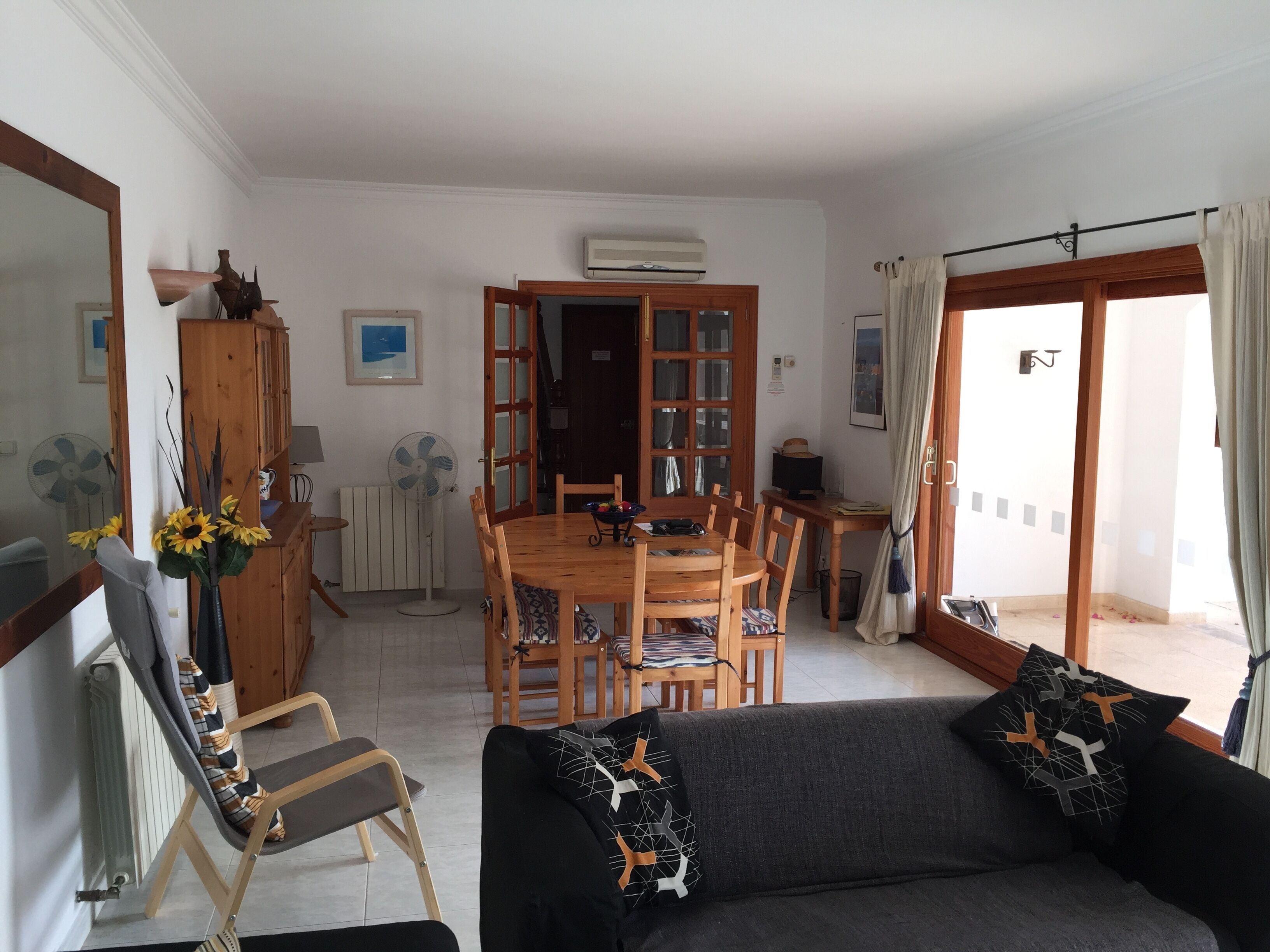 Télévision, lecteur de DVD, livres, chaîne hi-fi