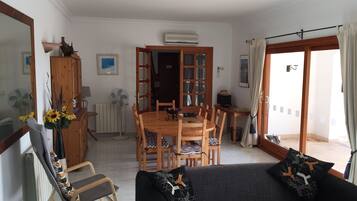 Télévision, lecteur de DVD, livres, chaßne hi-fi