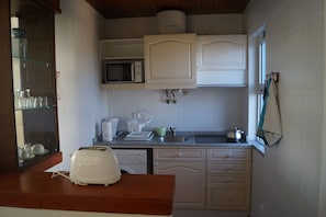 Frigorifero, microonde, piano cottura, macchina per tè/caffè