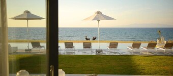 Villa de luxe en front de mer avec piscine à débordement de 100m2 et terrain de basket