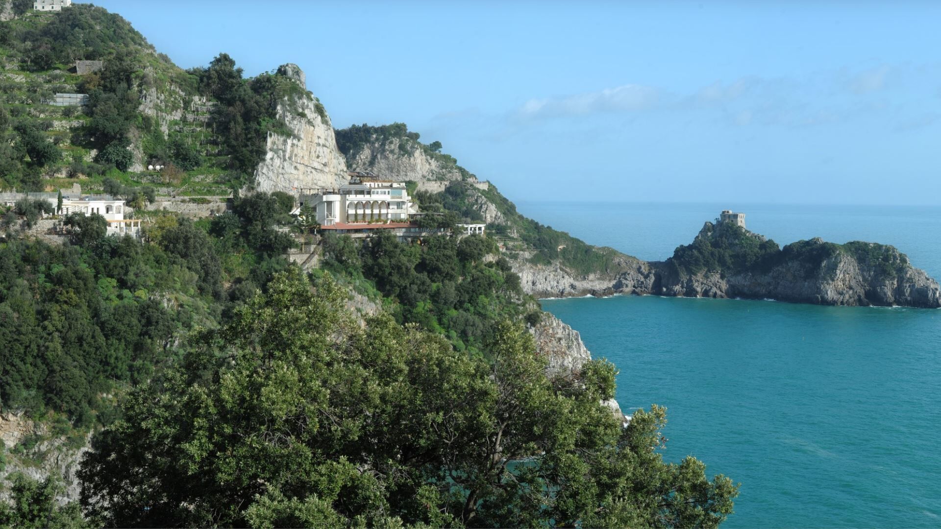 Nær stranden og solsenger
