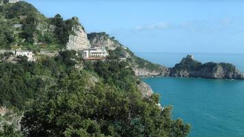 Nær stranden og solsenger