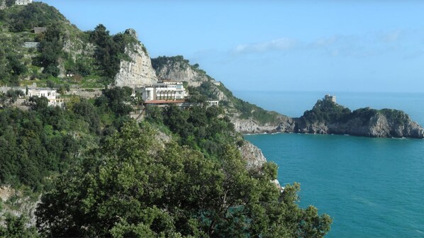 Playa en los alrededores y camastros 