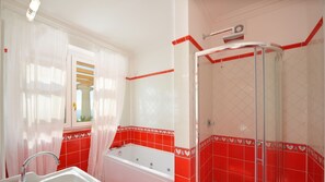 Douche, sèche-cheveux, serviettes fournies, savon
