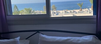 Perfectly located 2 bed Townhouse in the heart of Coral Bay,  sea views